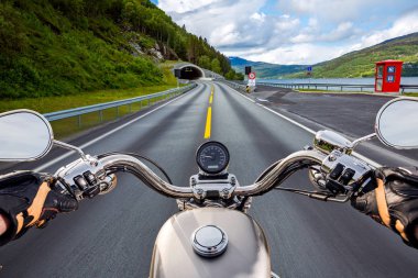 Motorcu birinci şahıs bakış Norveç tünel girişinde.