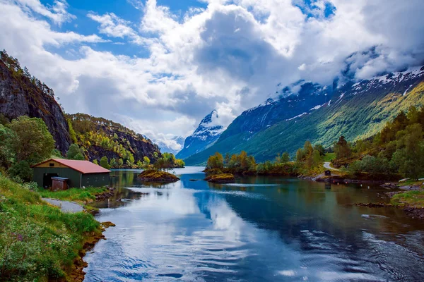 Lovatnet tó gyönyörű természet Norvégia. — Stock Fotó