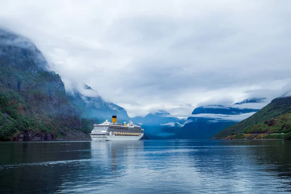Cruise Liners On Hardanger fjorden — Stock Photo, Image