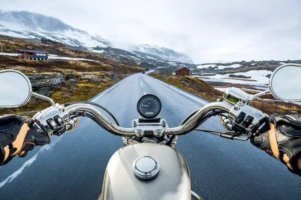 バイクに乗る最初の人ビュー、ノルウェーの峠します。 — ストック写真