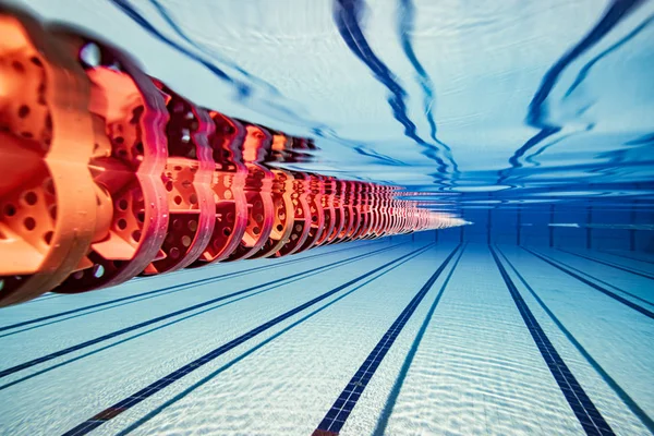 Piscina olimpionica sotto lo sfondo dell'acqua . — Foto Stock