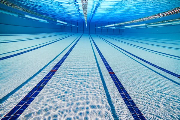 Olympisch zwembad onder water achtergrond. — Stockfoto