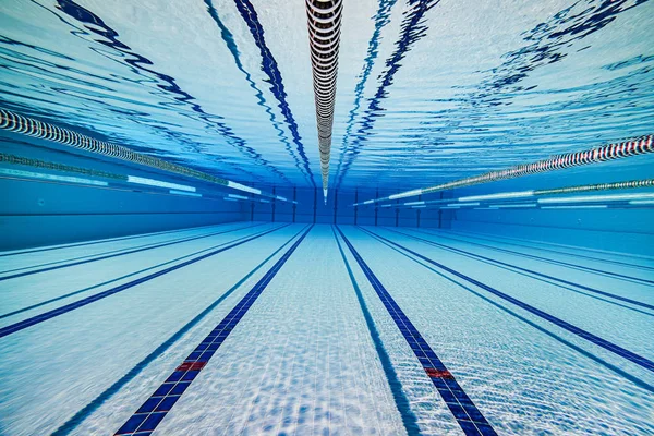 Olympijský plavecký bazén pod vodním pozadím. — Stock fotografie
