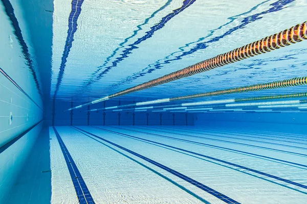 Olympisk SIM bassäng under bevattna bakgrund. — Stockfoto