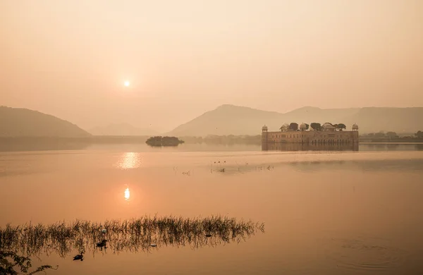 Jal Mahal (que significa Palacio del Agua) es un palacio en el centro de th — Foto de Stock