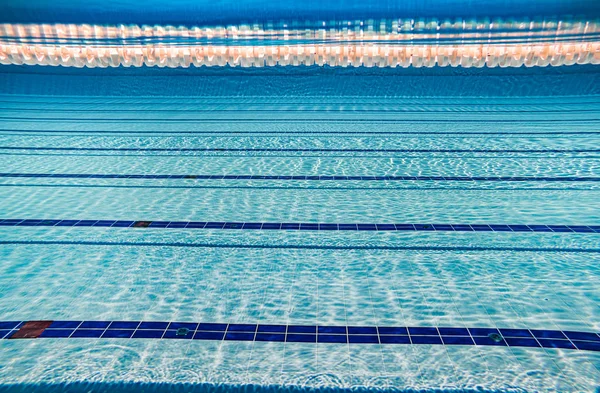 Piscine olympique sous fond d'eau . — Photo