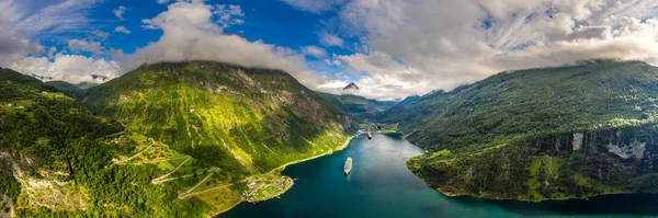 Geiranger fiordo, hermosa naturaleza Noruega . — Foto de Stock