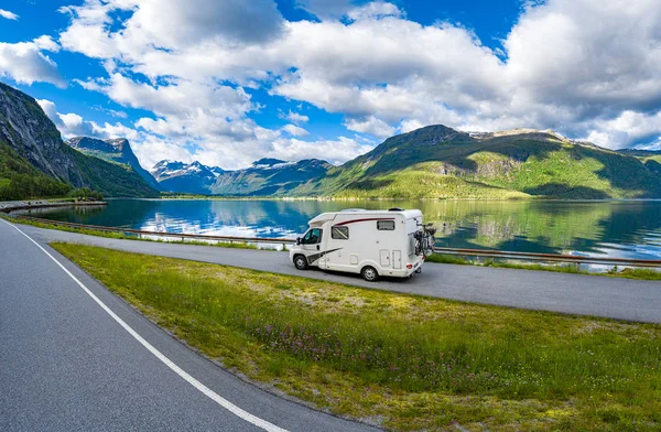 Viaje de vacaciones en familia RV, viaje de vacaciones en autocaravana — Foto de Stock