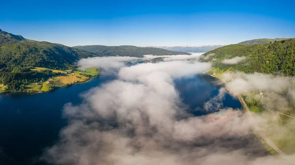 Aerial bela natureza Noruega sobre as nuvens . — Fotografia de Stock