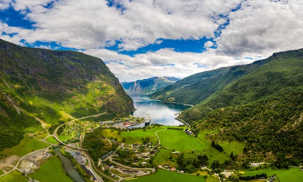 Aurlandsfjord město flam za úsvitu. — Stock fotografie