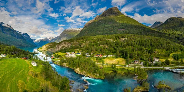 Panoráma lovatnet tó gyönyörű természet Norvégia. — Stock Fotó