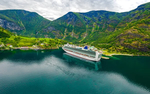 Aurlandsfjord stad av flam i gryningen. — Stockfoto