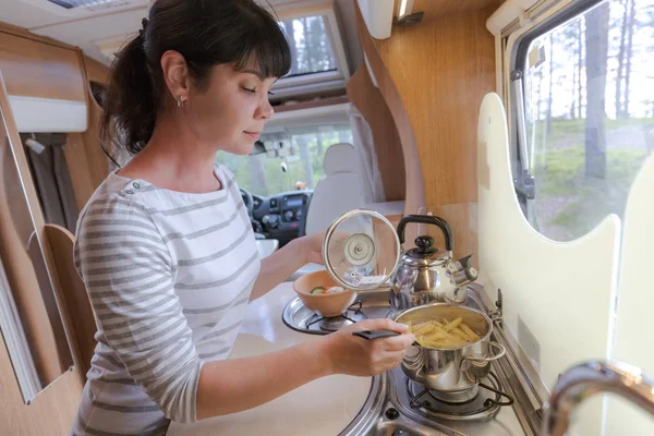 Mulher cozinhar em campista, interior motorhome — Fotografia de Stock