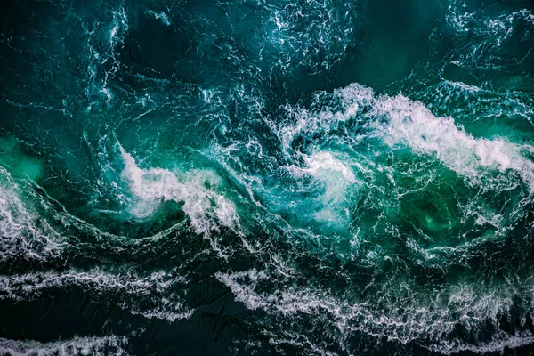 Des vagues d'eau de la rivière et de la mer se rencontrent — Photo