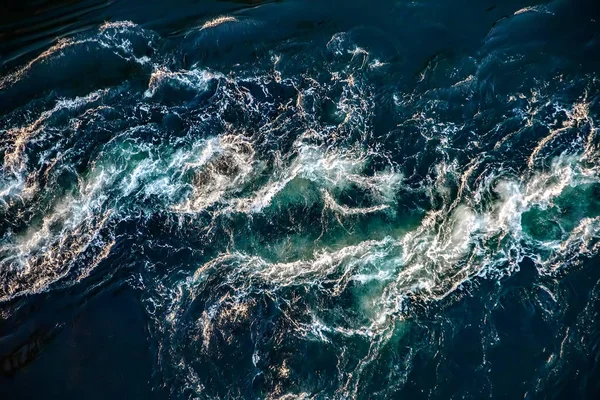 Des vagues d'eau de la rivière et de la mer se rencontrent — Photo