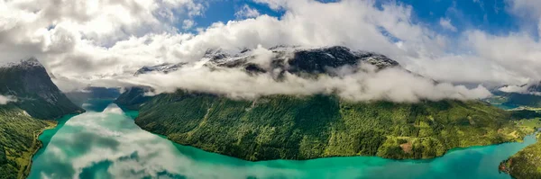Panorama lásky jezero nádherná příroda Norsko. — Stock fotografie