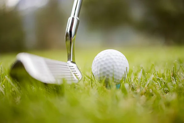 Golfball am Abschlag vor Fahrer — Stockfoto
