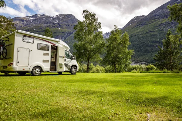 Семейный отдых путешествие RV, праздничная поездка в motorhome — стоковое фото