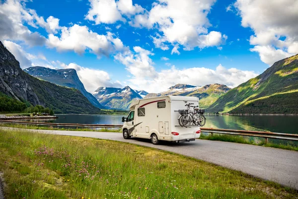Aile tatil seyahat Rv, kamyonet ve karavan tatil gezisi — Stok fotoğraf