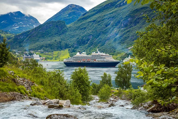 Cruceros en fiordo de Geiranger, Noruega —  Fotos de Stock