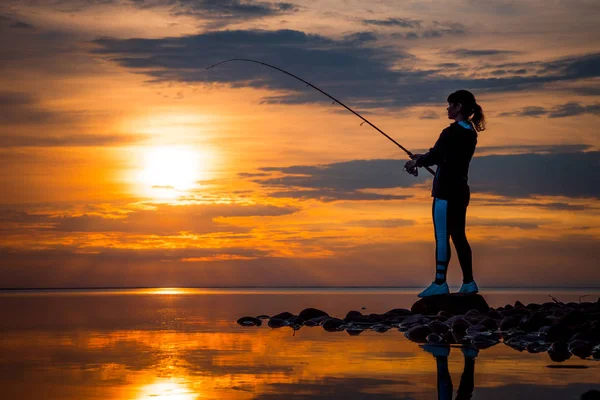 Mulher pesca na vara de pesca girando na Noruega . — Fotografia de Stock