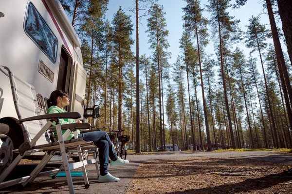 Viaje de vacaciones en familia RV, viaje de vacaciones en autocaravana — Foto de Stock