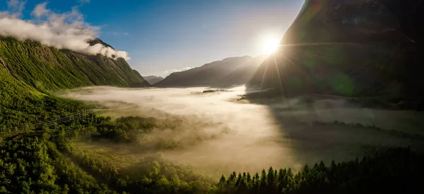 Morgennebel über dem Tal zwischen den Bergen im Sonnenlicht — Stockfoto