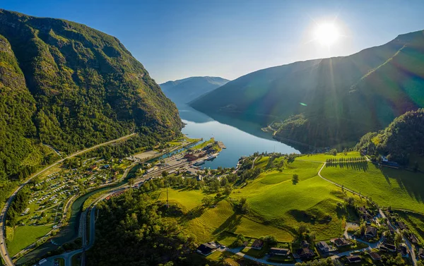 Aurlandsfjord kasabası Şafakta. — Stok fotoğraf