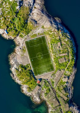 Yukarıdan Henningsvaer Futbol sahası stadyumu.