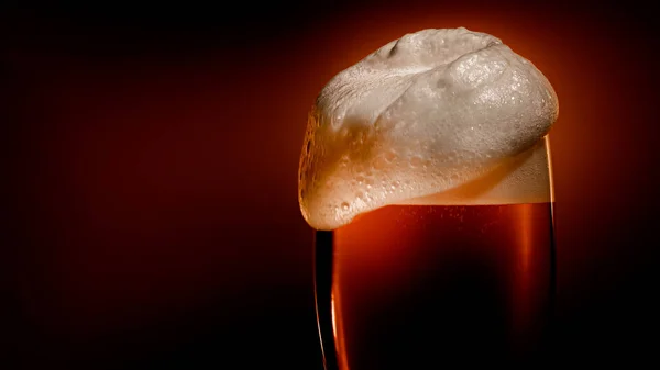Birra Lager si deposita nel bicchiere con un tappo bianco di schiuma — Foto Stock