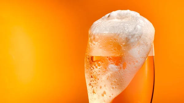 泡の白いキャップとガラスの中にラガービールが定着します。 — ストック写真
