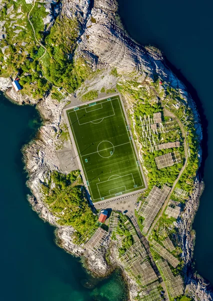 Estadio de fútbol en Henningsvaer desde arriba . —  Fotos de Stock