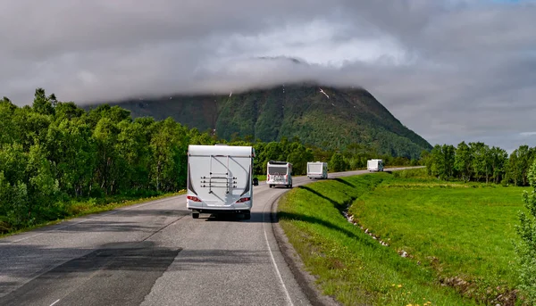 VR Caravan carro viaja na estrada . — Fotografia de Stock