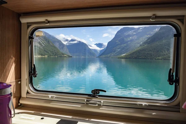 Vue de la fenêtre du camping-car caravane VR sur le beautifu — Photo