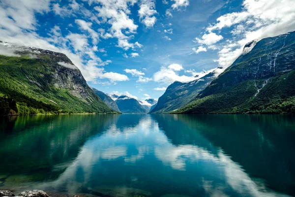 Lovatnet lago Hermosa naturaleza Noruega . —  Fotos de Stock