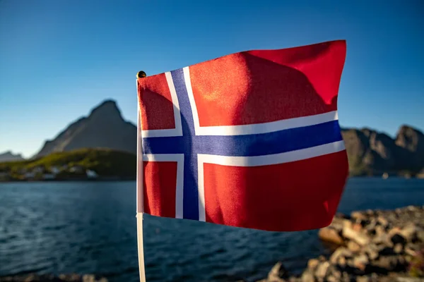 Norwegen-Flagge. Schöne Natur Norwegen natürliche Landschaft. — Stockfoto