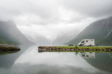 Aile tatili karavanı, karavan gezisi, karavan tatili. Güzel Doğa Norveç Doğal Arazisi.