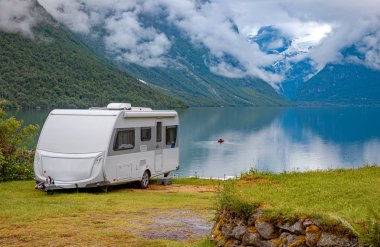 Aile tatili karavanı, karavan gezisi, karavan tatili. Güzel Doğa Norveç Doğal Arazisi.