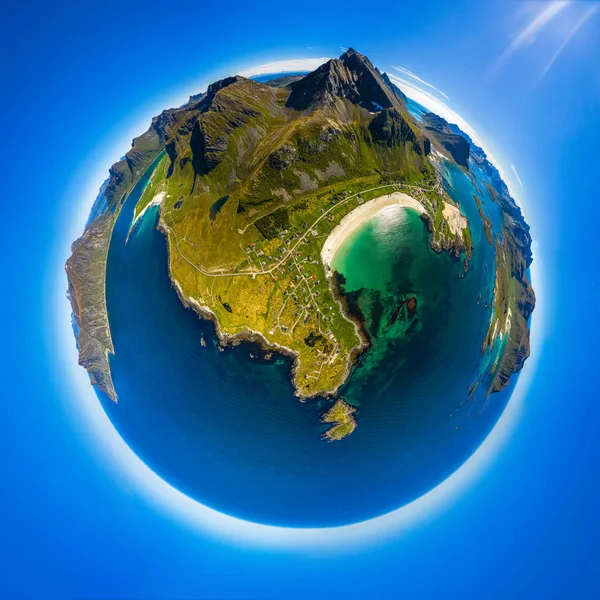 ミニ惑星ロフトテン Loften ノルウェーのノルウェー県にある諸島である 劇的な山々とピーク オープン海と保護された湾 ビーチ 手付かずの土地を持つ独特の風景で知られています — ストック写真