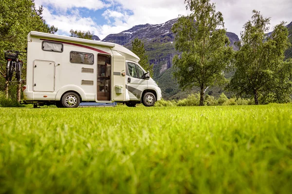 家族の休暇旅行Rv 自動車での休暇旅行 キャラバン車の休暇 — ストック写真