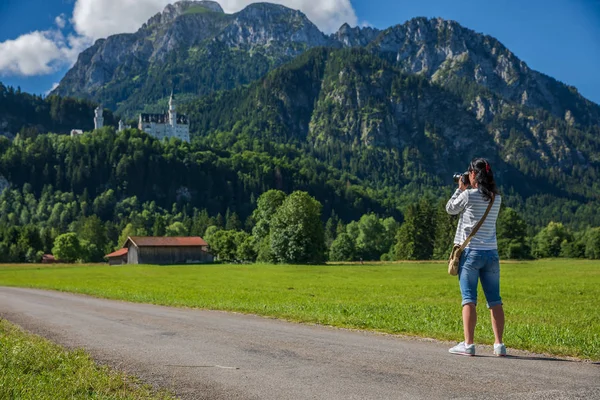 Kvinnliga Turist Tar Bilder Neuschwanstein Slott Bayerska Alperna Tyskland — Stockfoto