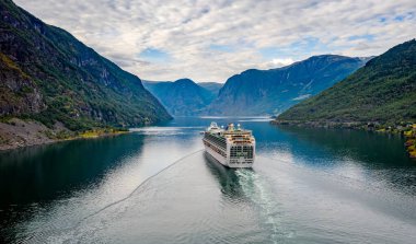 Yolcu gemisi, Hardanger fijorden, Flam Norveç 'teki yolcu gemileri. Güzel Doğa Norveç Doğal Arazisi.