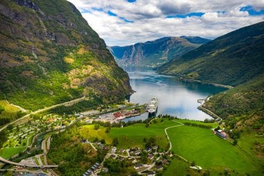 Aurlandsfjord Şehri, şafak vakti. Güzel Doğa Norveç Doğal Arazisi.