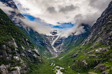 Güzel Doğa Norveç doğal manzarası. Buzul Kjenndalsbreen.