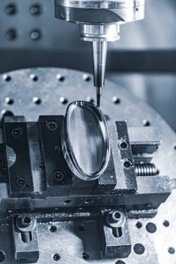 Metal işleten CNC torna makinesi. Metal modern işleme teknolojisi kesiliyor. Milling, bir kesiciyi bir iş parçasına dönüştürerek materyali kaldırmak için döner kesiciler kullanarak makineleşme sürecidir..