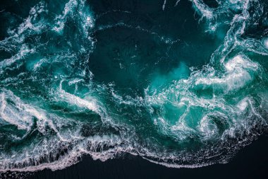 Soyut arkaplan. Nehrin ve denizin dalgaları yüksek gelgit ve alçak gelgit sırasında bir araya gelir. Saltstraumen girdabı, Nordland, Norveç girdapları