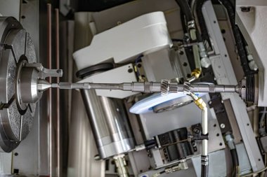 Metal işleten CNC torna makinesi. Metal modern işleme teknolojisi kesiliyor. Milling, bir kesiciyi bir iş parçasına dönüştürerek materyali kaldırmak için döner kesiciler kullanarak makineleşme sürecidir..