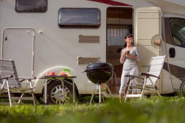 Aile tatil seyahat Rv, kamyonet ve karavan, karavan araba tatil tatil gezisi. Piknik açık barbekü ile.