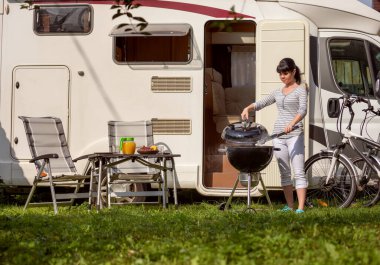 Aile tatil seyahat Rv, kamyonet ve karavan, karavan araba tatil tatil gezisi. Piknik açık barbekü ile.