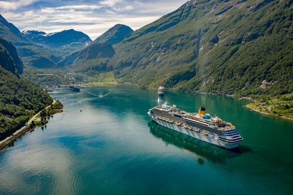 Kreuzfahrtschiff Kreuzfahrtschiffe Auf Dem Geiranger Fjord Norwegen Der Fjord Ist — Stockfoto